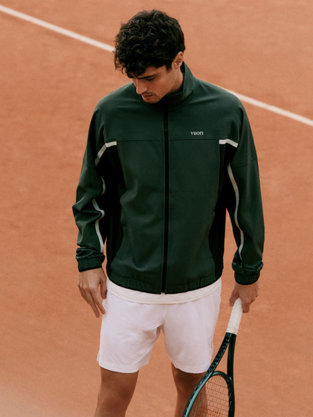 Man playing tennis in vuori set