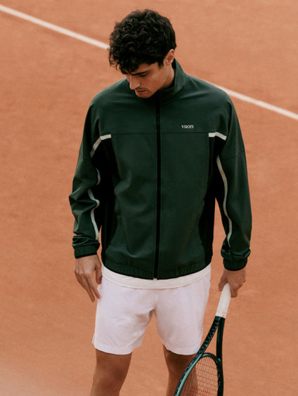 Man playing tennis in vuori set