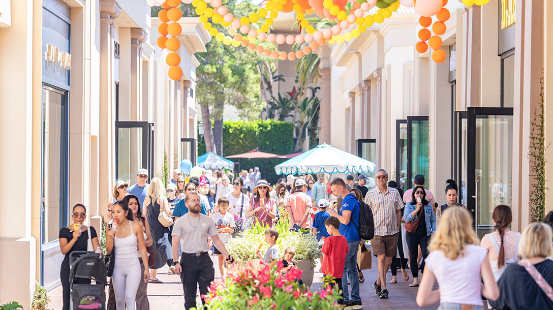Packed paseo with shoppers