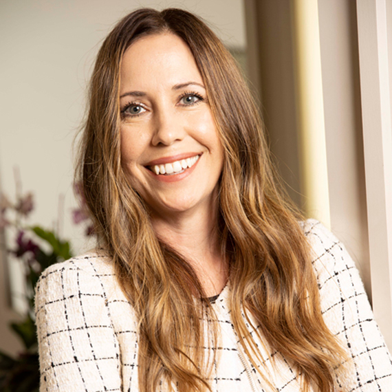 Sara, Fashion Island's Personal Shopper