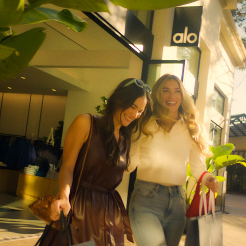 Two friends shopping outside Alo